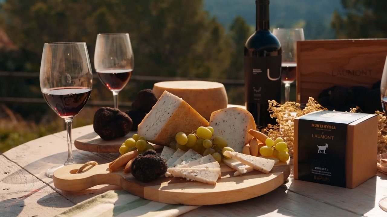 Nace Trufalet, el queso de cabra trufado de Laumont y Formatges Muntanyola con valor artesano y social